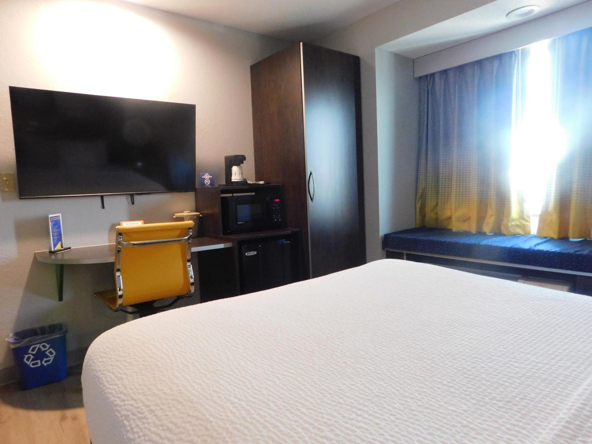 Microtel Inn & Suites By Wyndham Wheeling At The Highlands Triadelphia Екстериор снимка