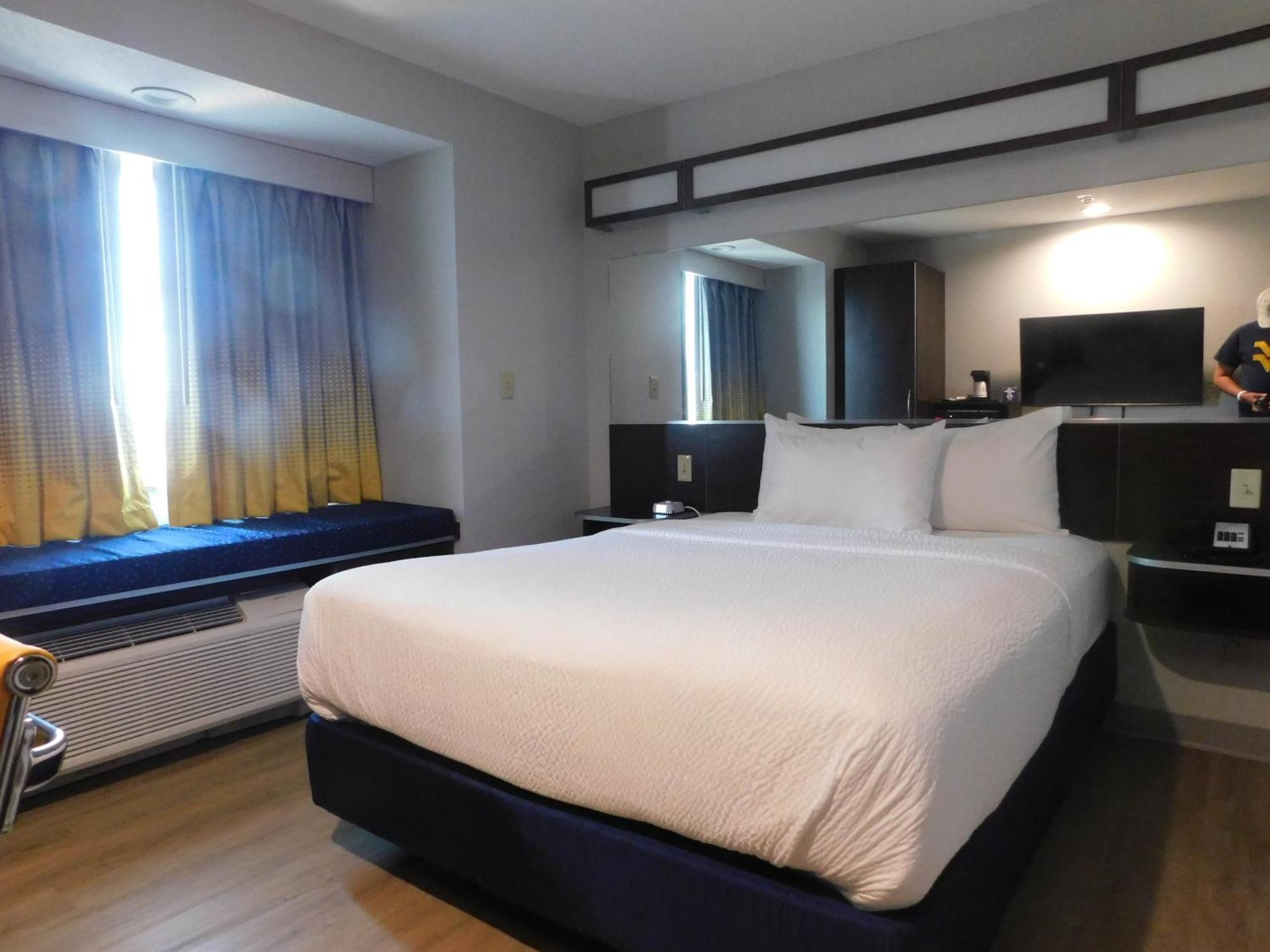 Microtel Inn & Suites By Wyndham Wheeling At The Highlands Triadelphia Екстериор снимка