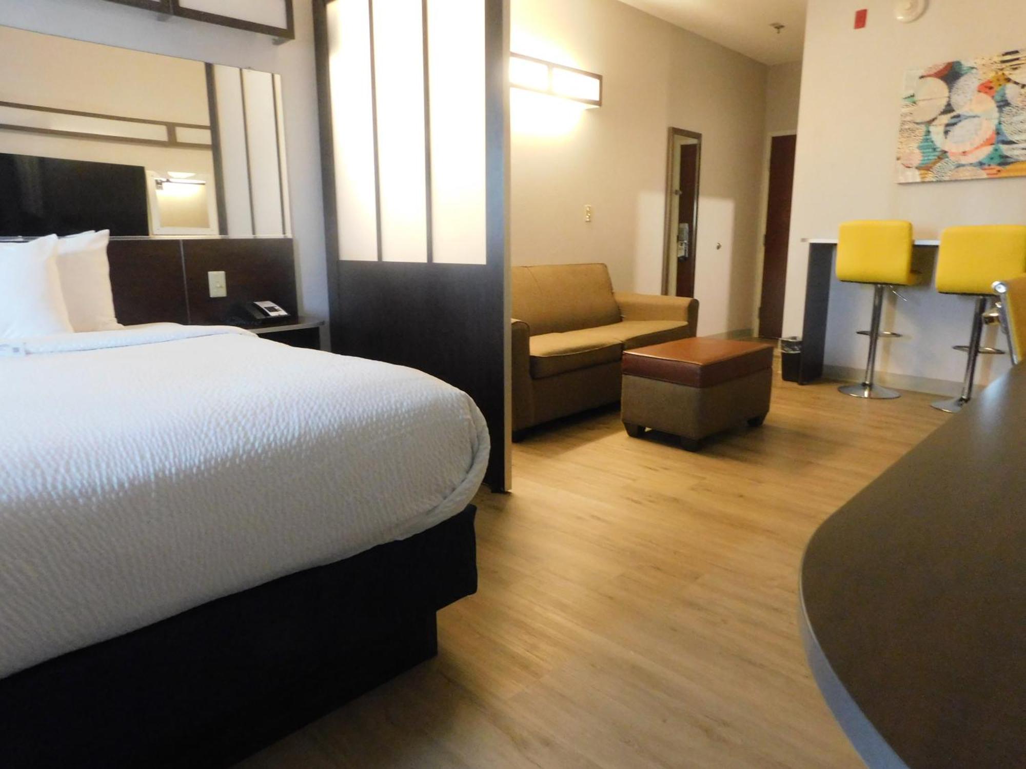 Microtel Inn & Suites By Wyndham Wheeling At The Highlands Triadelphia Екстериор снимка