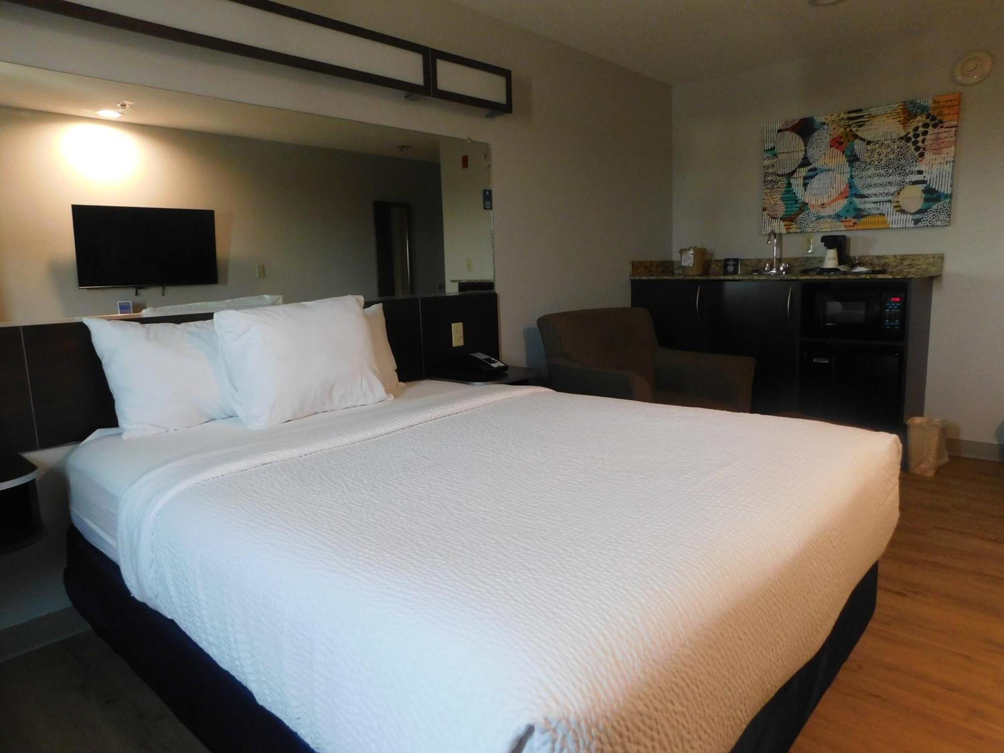 Microtel Inn & Suites By Wyndham Wheeling At The Highlands Triadelphia Екстериор снимка