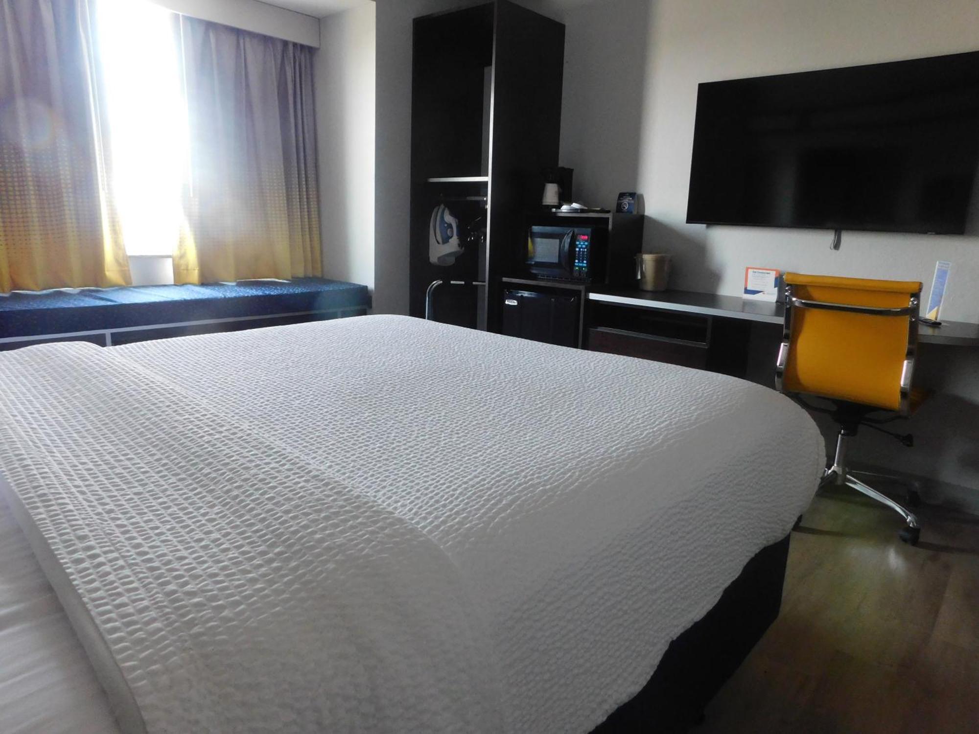 Microtel Inn & Suites By Wyndham Wheeling At The Highlands Triadelphia Екстериор снимка