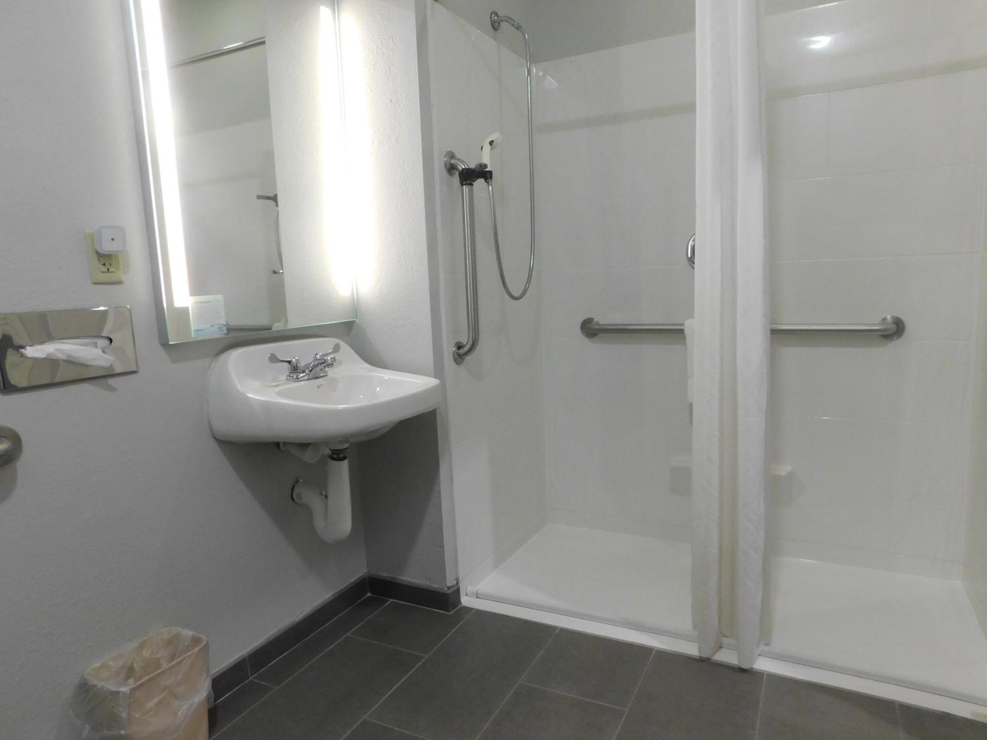 Microtel Inn & Suites By Wyndham Wheeling At The Highlands Triadelphia Екстериор снимка
