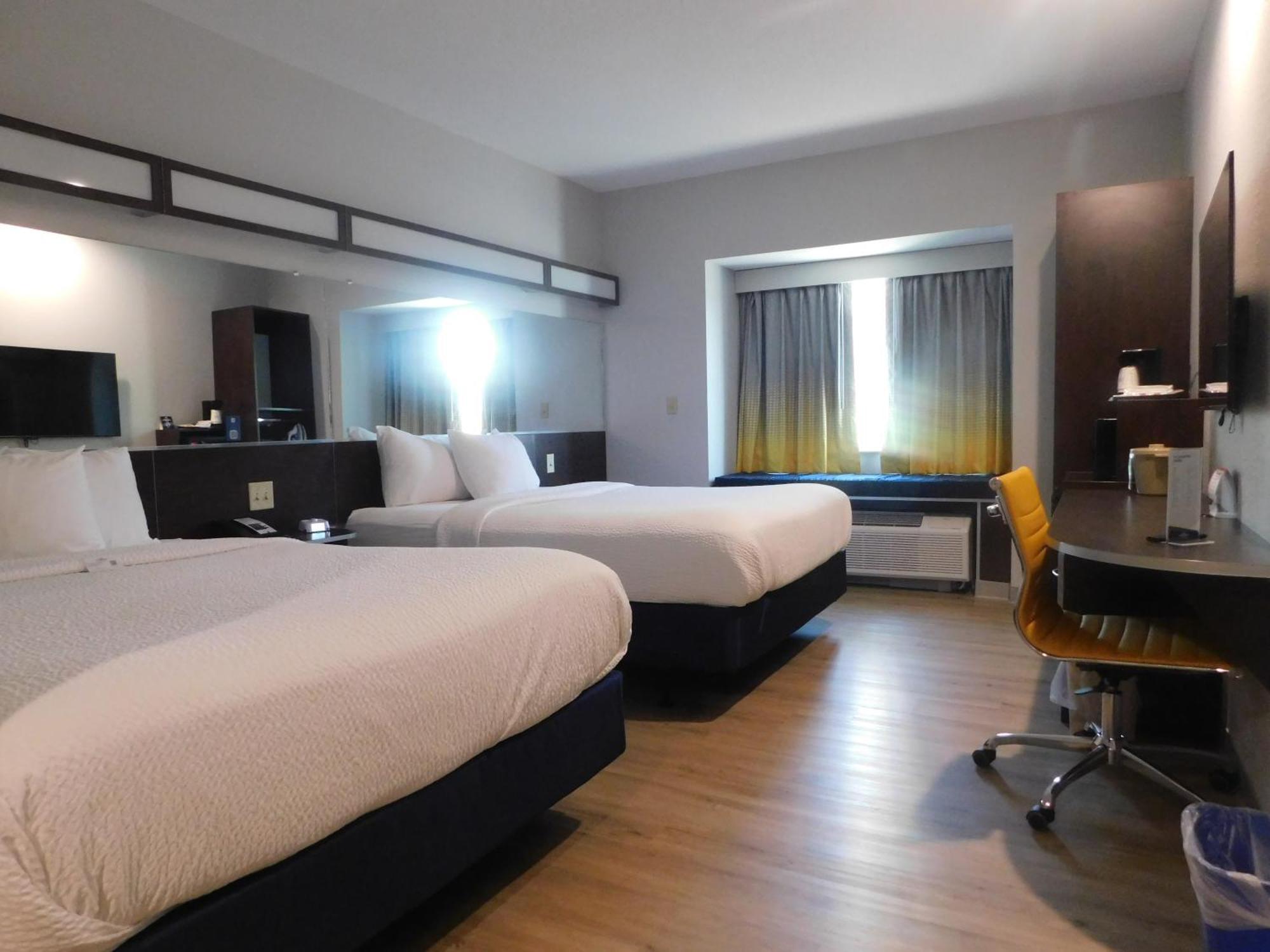 Microtel Inn & Suites By Wyndham Wheeling At The Highlands Triadelphia Екстериор снимка