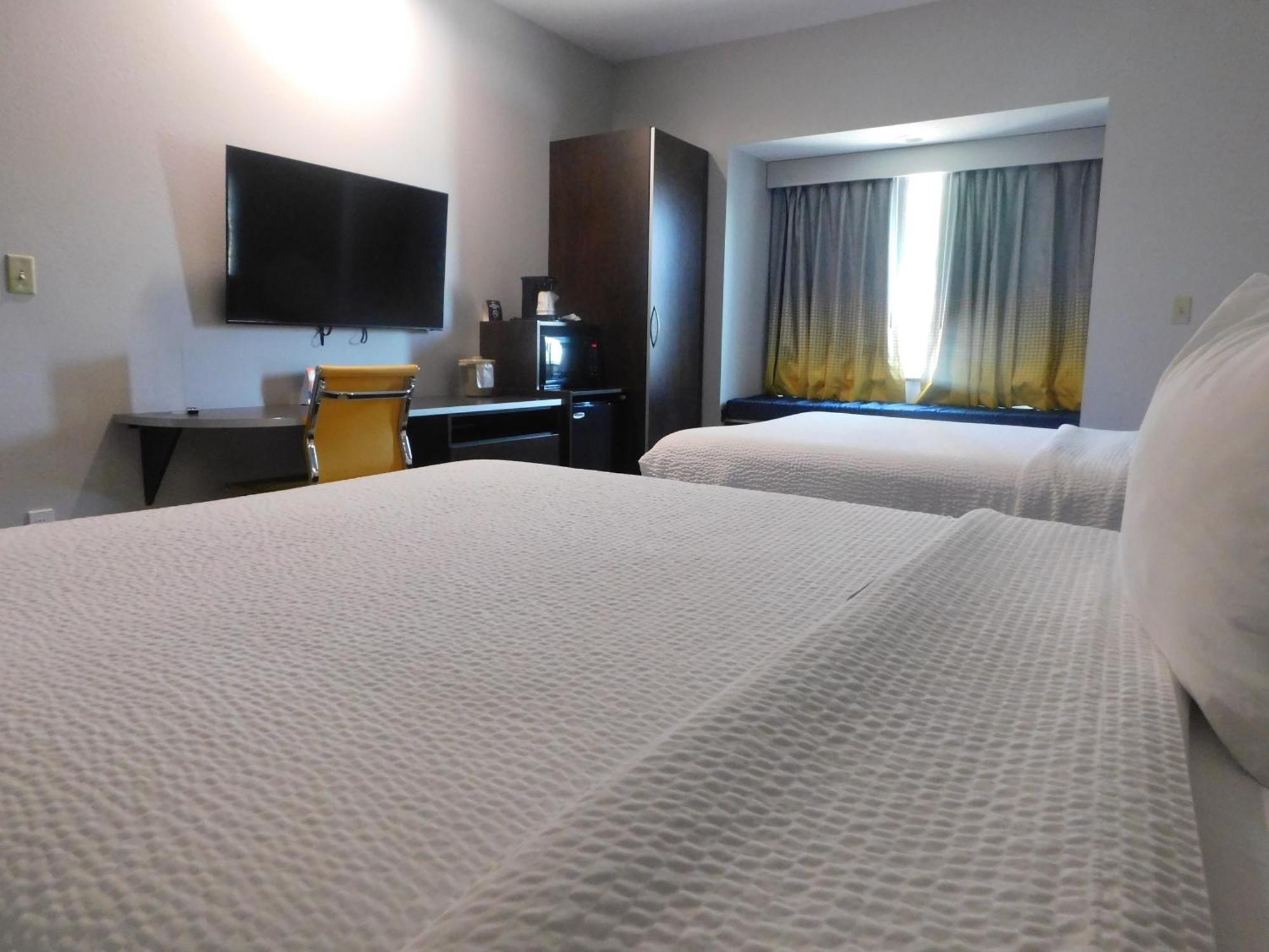 Microtel Inn & Suites By Wyndham Wheeling At The Highlands Triadelphia Екстериор снимка
