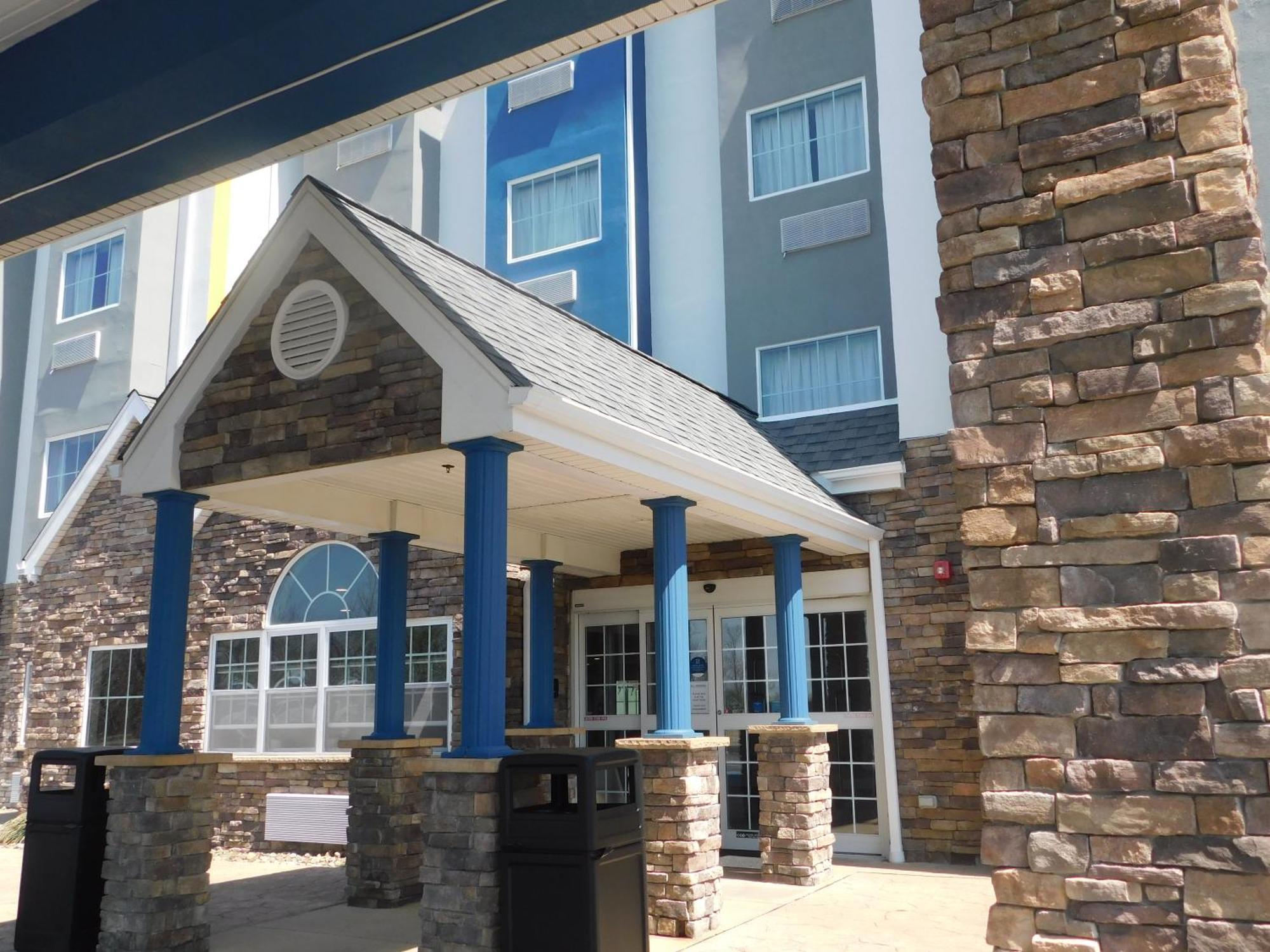 Microtel Inn & Suites By Wyndham Wheeling At The Highlands Triadelphia Екстериор снимка
