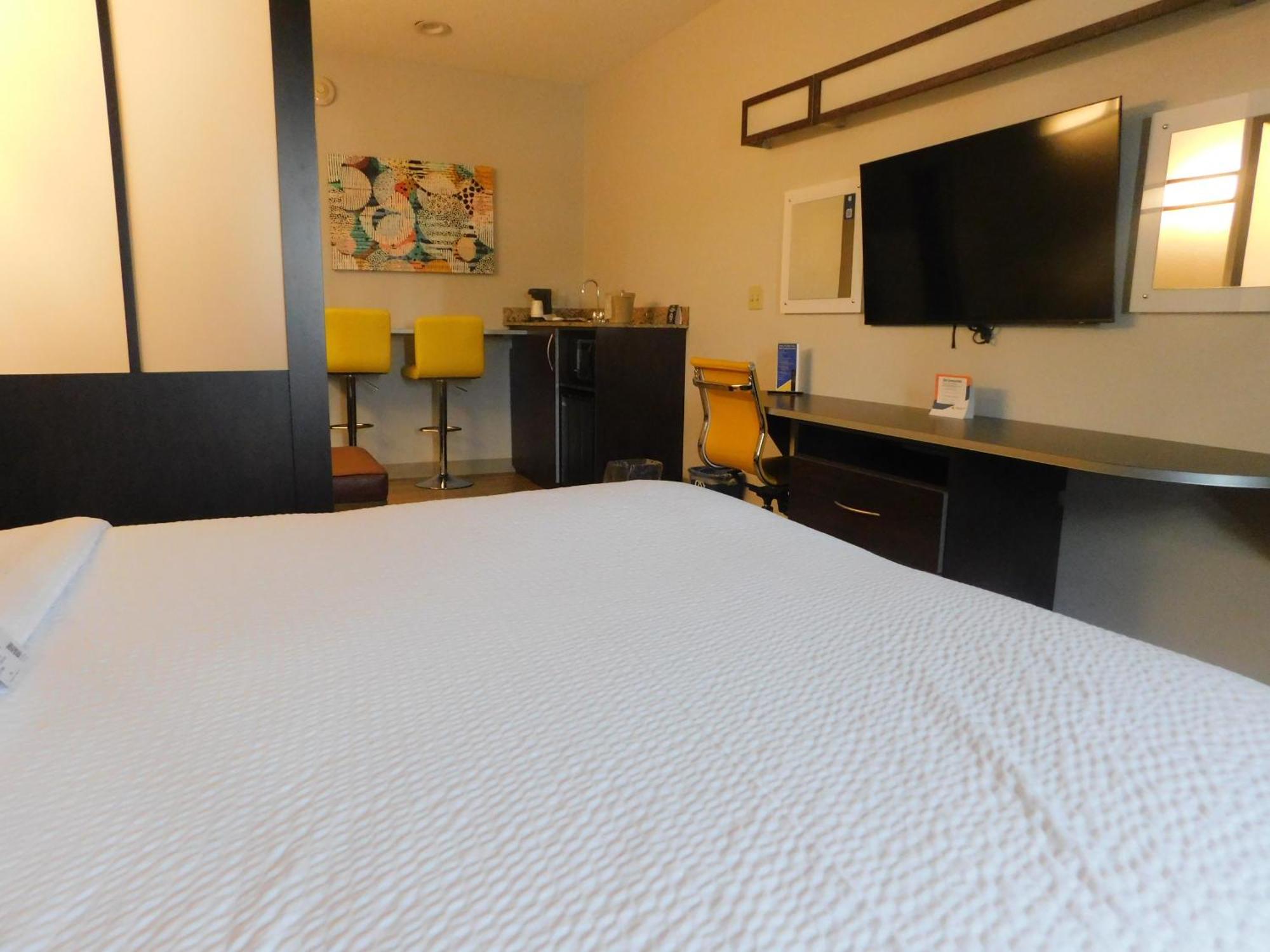 Microtel Inn & Suites By Wyndham Wheeling At The Highlands Triadelphia Екстериор снимка
