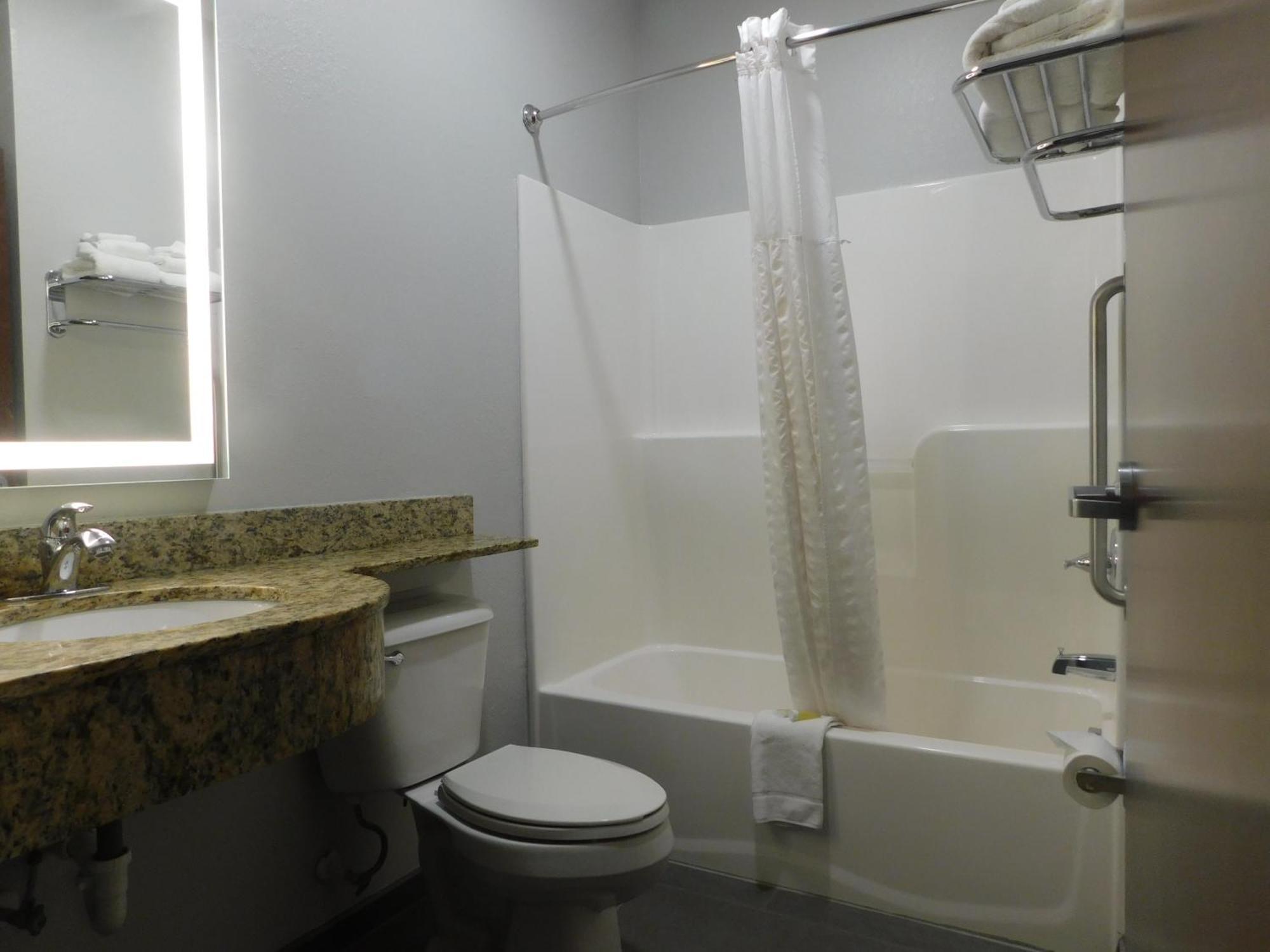 Microtel Inn & Suites By Wyndham Wheeling At The Highlands Triadelphia Екстериор снимка