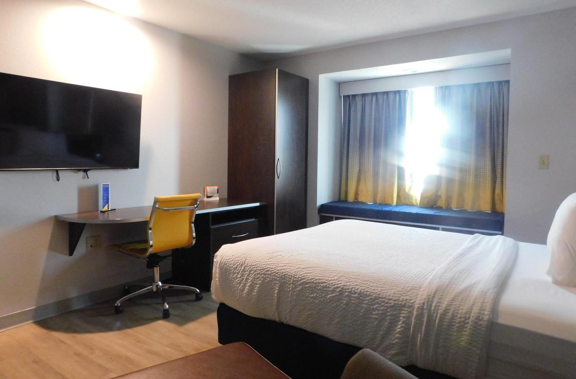Microtel Inn & Suites By Wyndham Wheeling At The Highlands Triadelphia Екстериор снимка