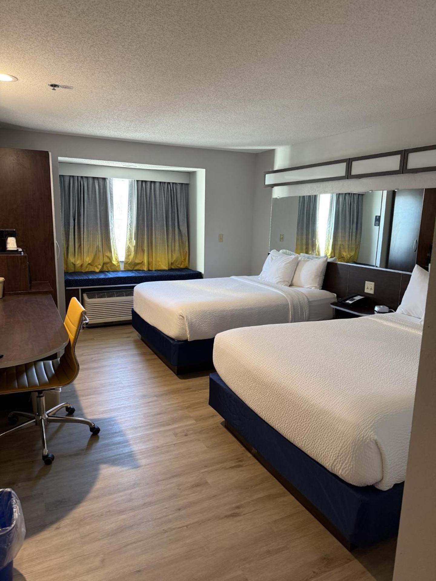 Microtel Inn & Suites By Wyndham Wheeling At The Highlands Triadelphia Екстериор снимка