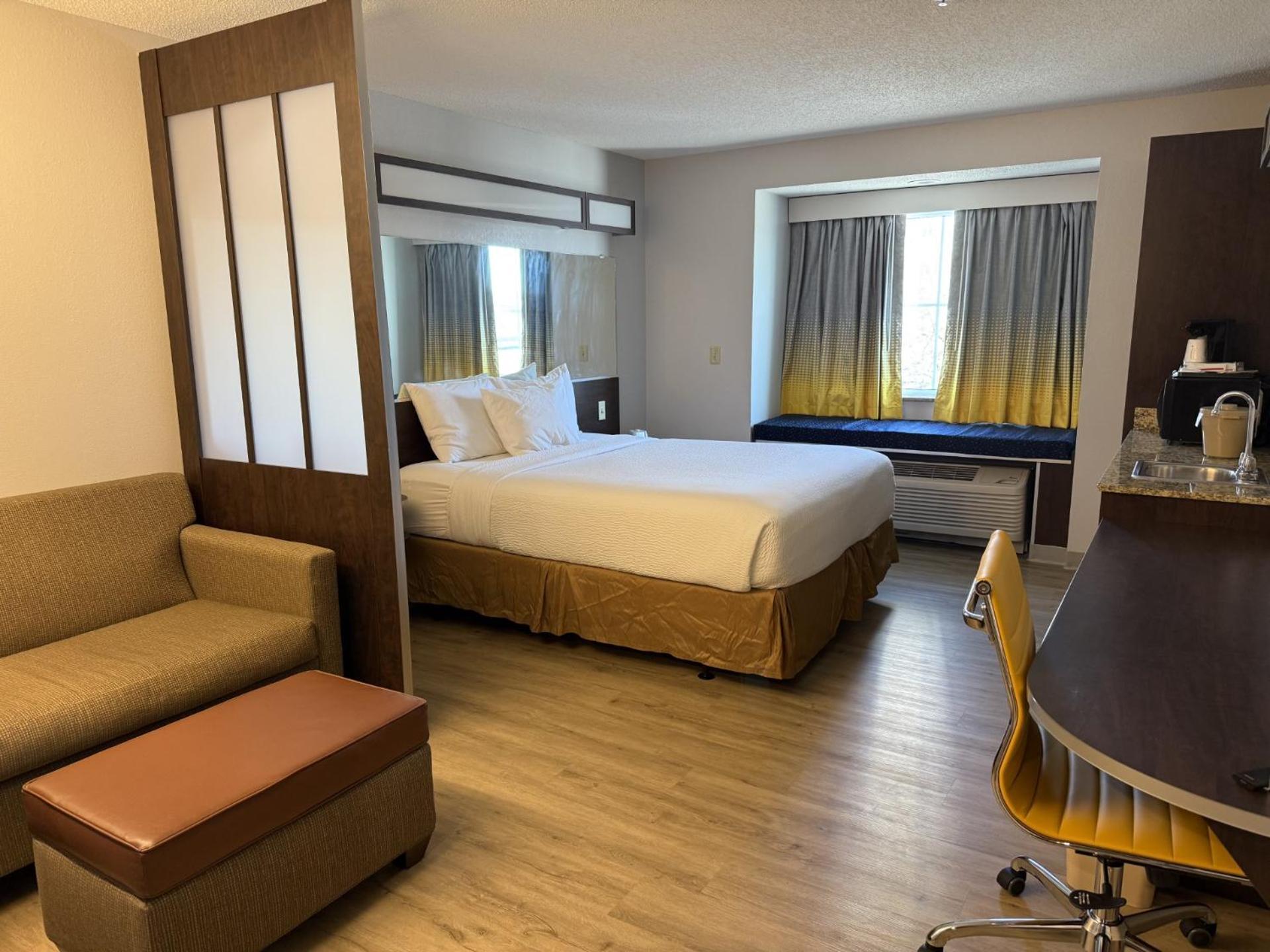 Microtel Inn & Suites By Wyndham Wheeling At The Highlands Triadelphia Екстериор снимка