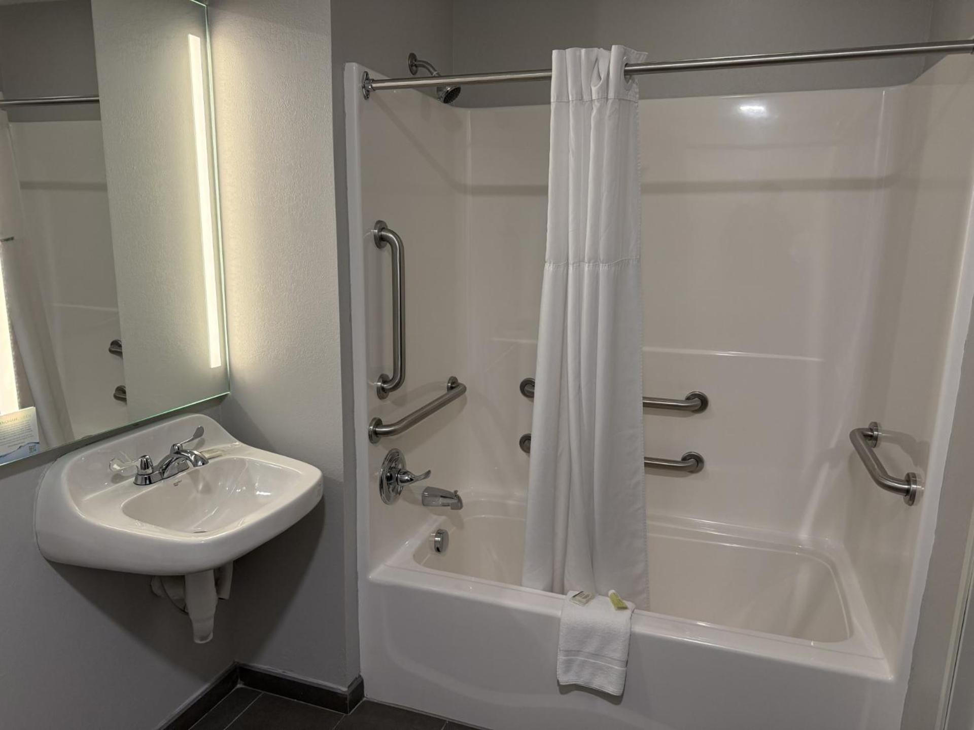 Microtel Inn & Suites By Wyndham Wheeling At The Highlands Triadelphia Екстериор снимка
