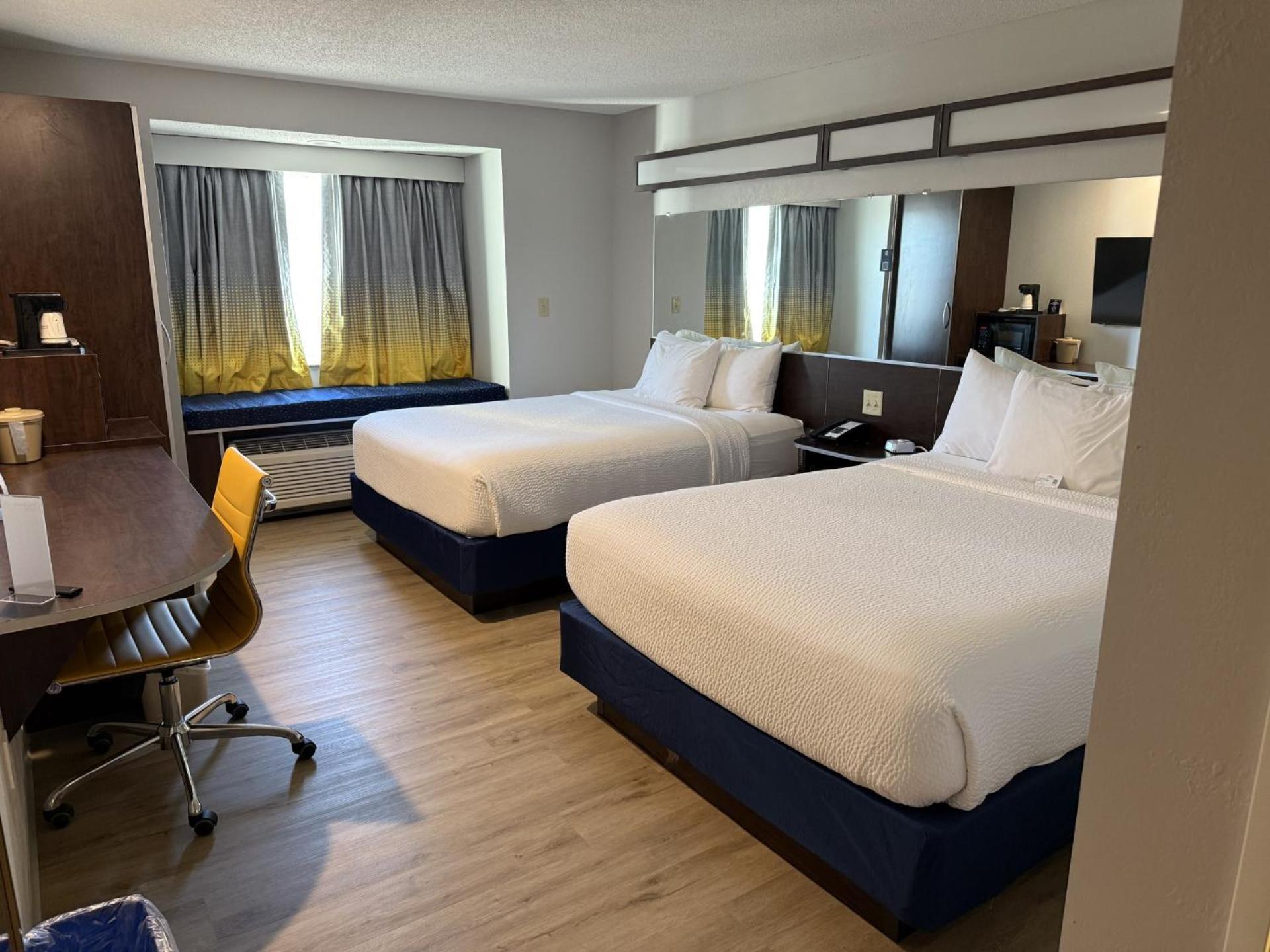 Microtel Inn & Suites By Wyndham Wheeling At The Highlands Triadelphia Екстериор снимка
