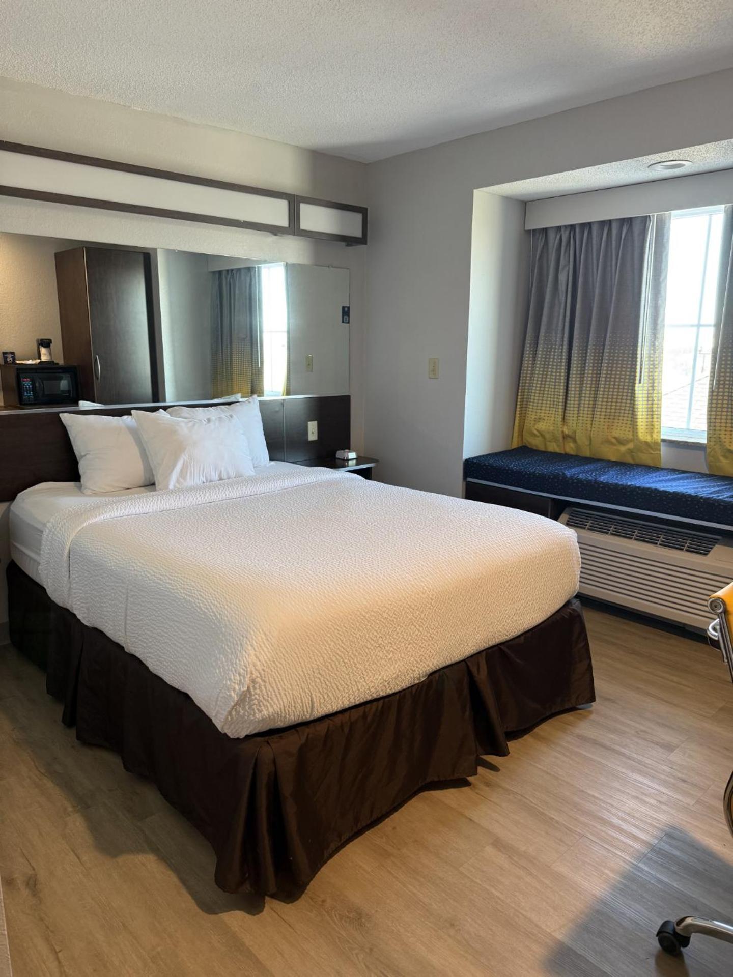 Microtel Inn & Suites By Wyndham Wheeling At The Highlands Triadelphia Екстериор снимка
