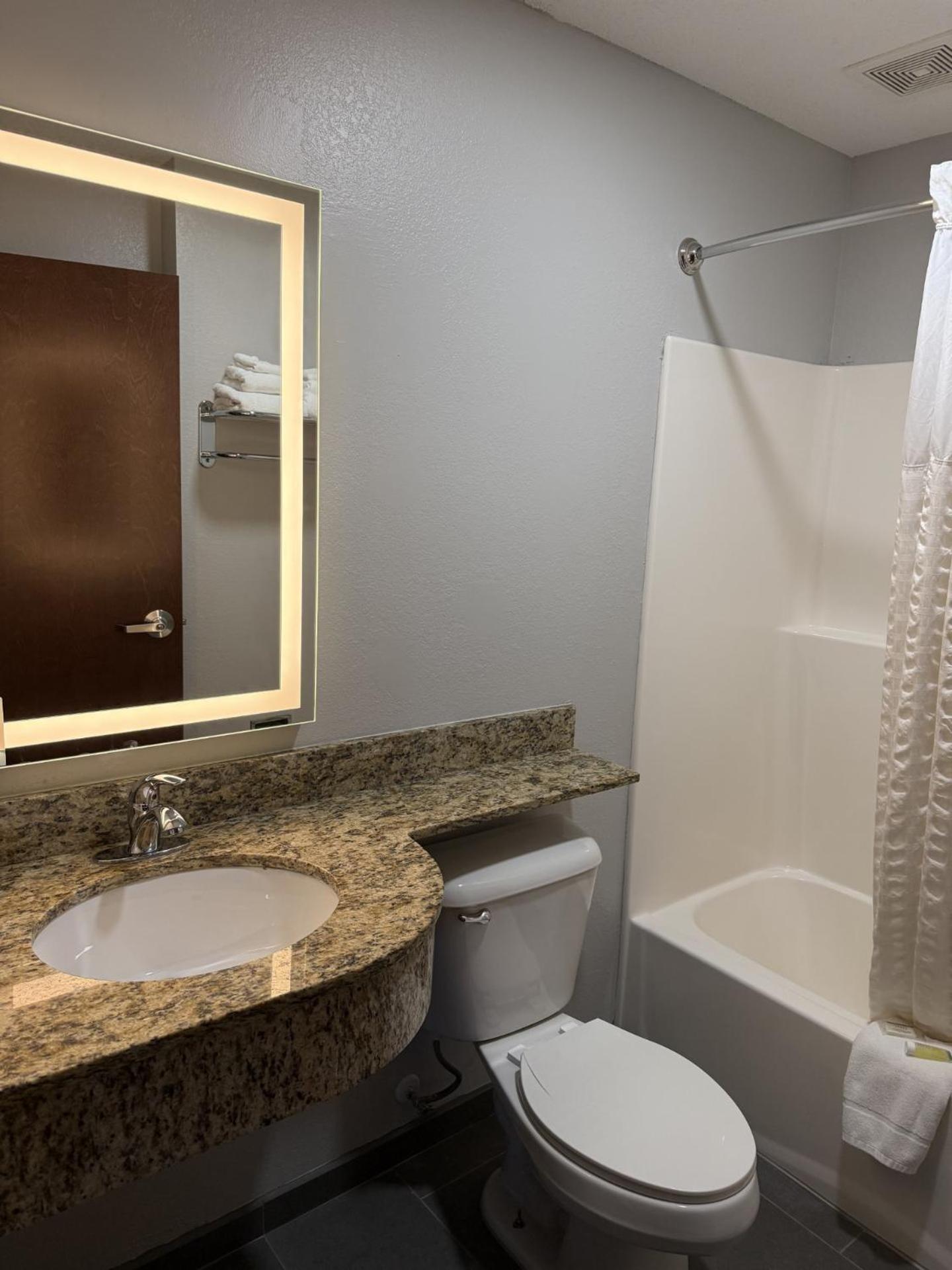 Microtel Inn & Suites By Wyndham Wheeling At The Highlands Triadelphia Екстериор снимка